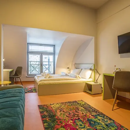 Astra Palace Oda ve Kahvaltı Belgrad
